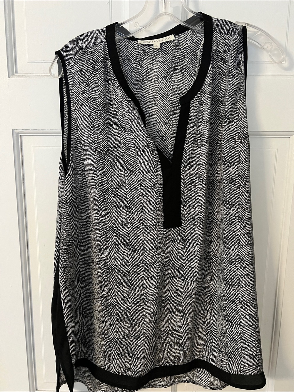 Sleeveless Herringbone-PrintShirt — Black & White in